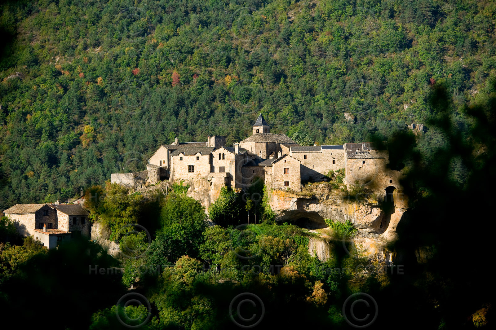 Village médiéval de Cantobre, perché sur les falaises des gorges de la Dourbie - Aveyron - F12